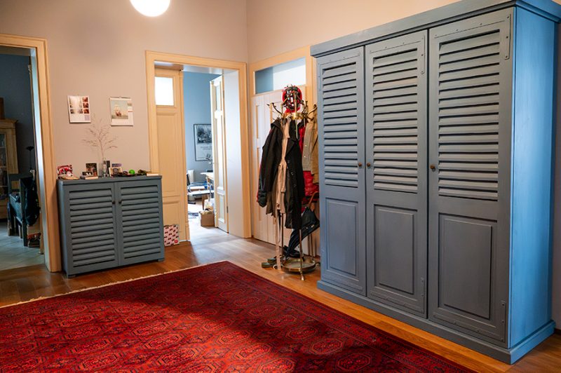 Einbauschrank-Lamellentür-kräftige-Farbe-großer Garderobenschrank4