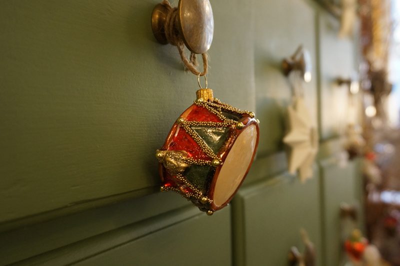 Schubladenschrank-antik-Apotheker-mit-Ablage-eyecatcher-weihnachten-Trommel-dresden4