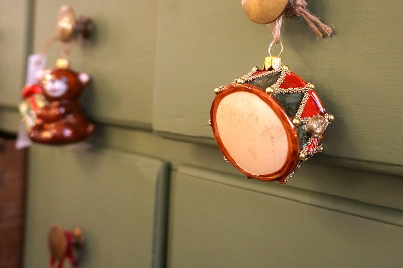 Schubladenschrank-antik-Apotheker-mit-Ablage-eyecatcher-weihnachten-Trommel-und-Bär-dresden5